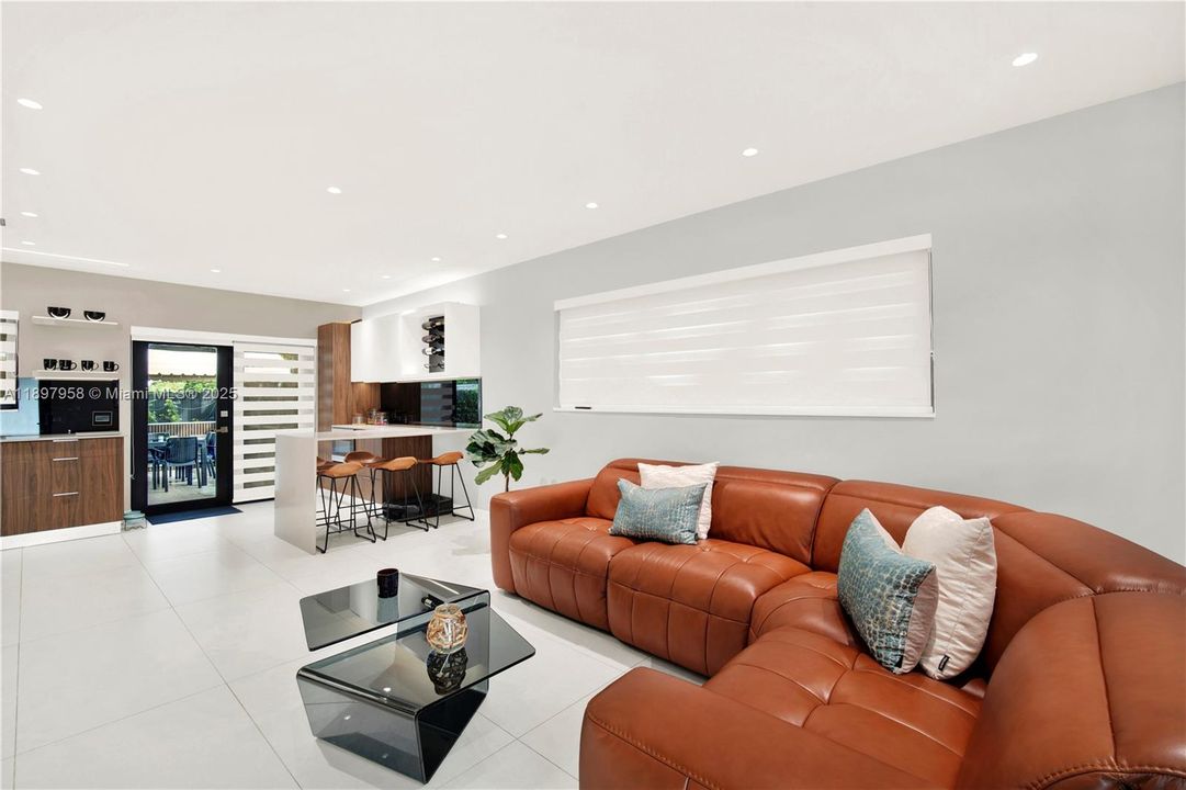 Active With Contract: $475,000 (2 beds, 1 baths, 750 Square Feet)