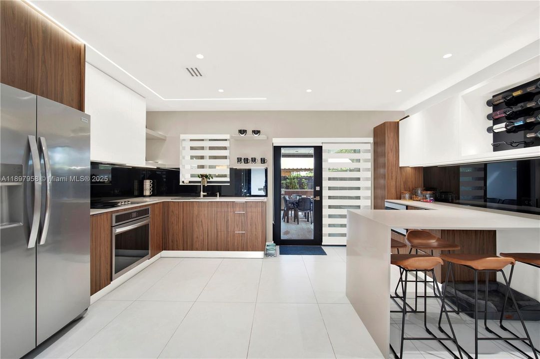 Active With Contract: $475,000 (2 beds, 1 baths, 750 Square Feet)