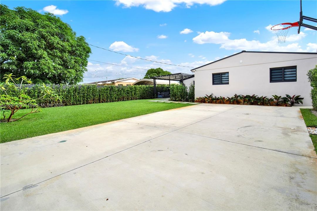 Active With Contract: $475,000 (2 beds, 1 baths, 750 Square Feet)