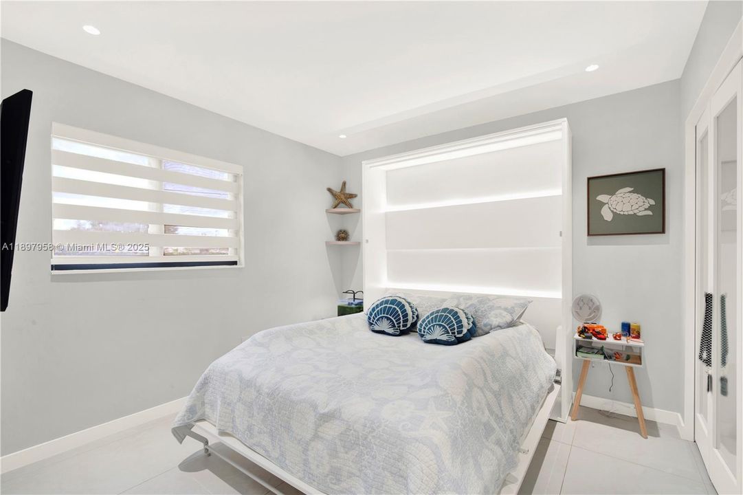 Active With Contract: $475,000 (2 beds, 1 baths, 750 Square Feet)