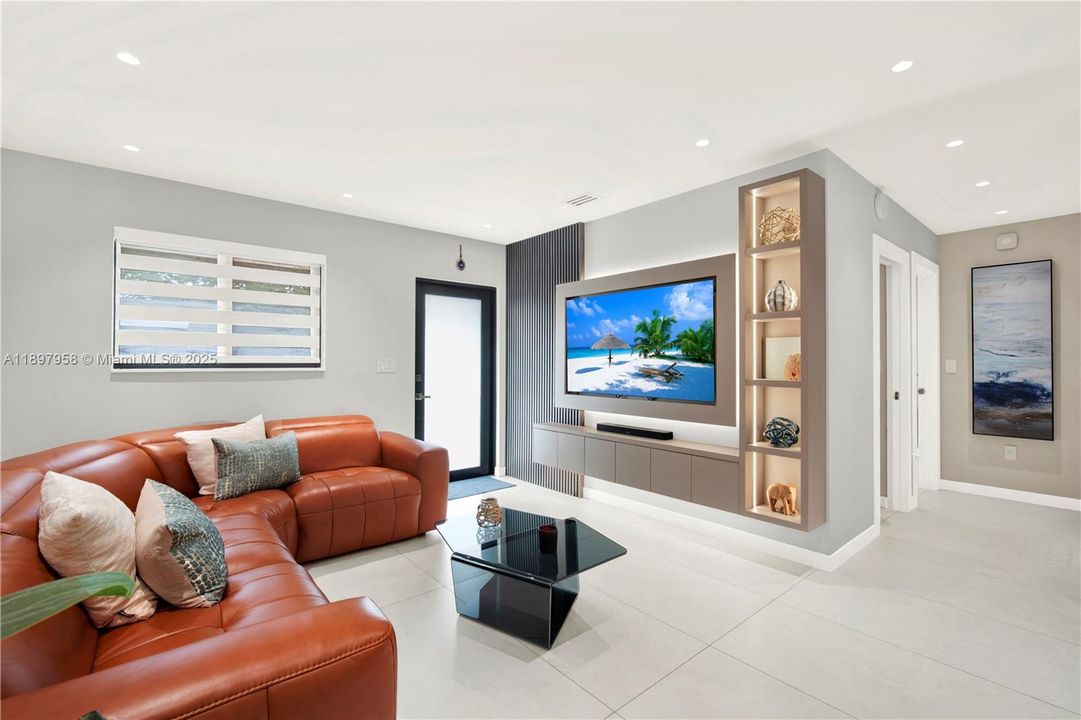 Active With Contract: $475,000 (2 beds, 1 baths, 750 Square Feet)