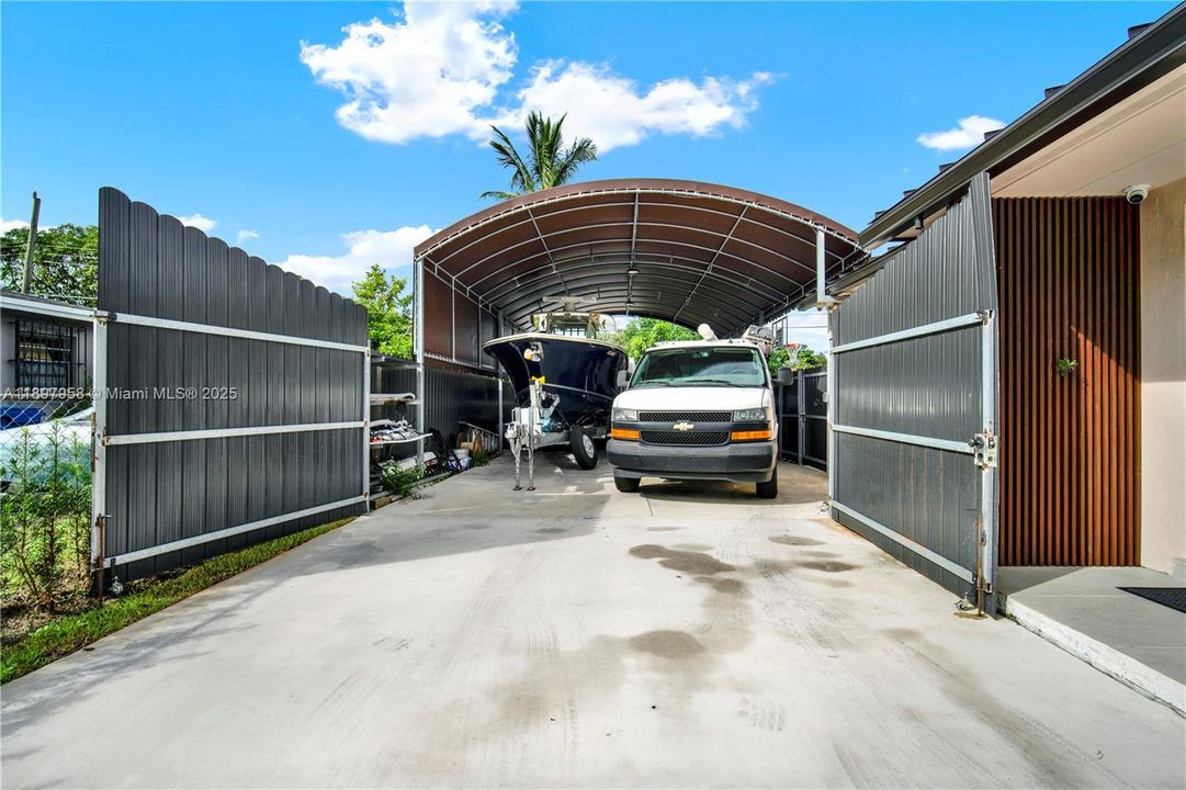 Active With Contract: $475,000 (2 beds, 1 baths, 750 Square Feet)