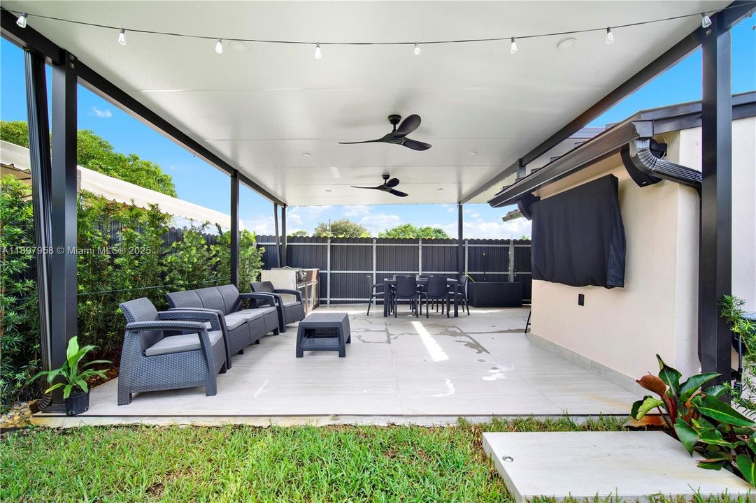 Active With Contract: $475,000 (2 beds, 1 baths, 750 Square Feet)