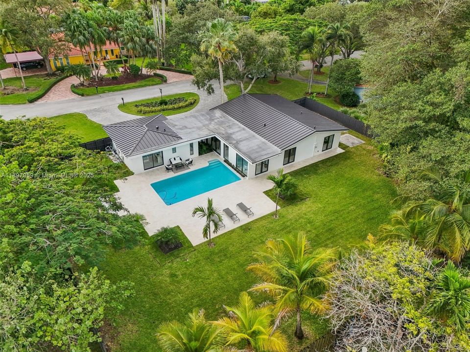 Active With Contract: $1,899,000 (4 beds, 3 baths, 2745 Square Feet)