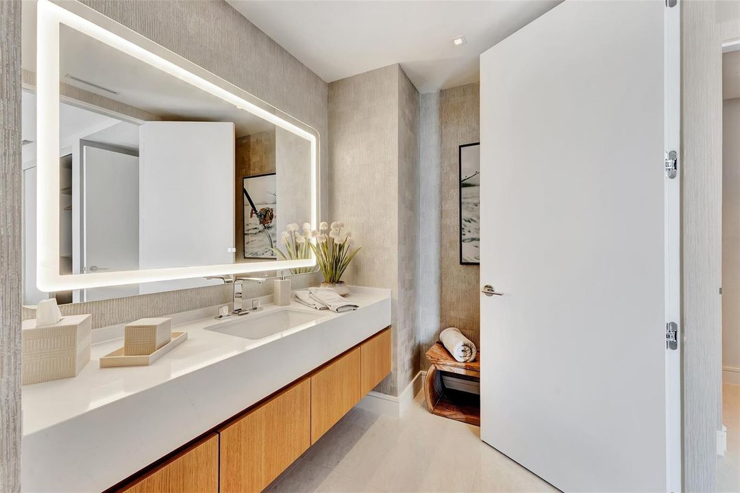 Whispering Sea Pearl Suite Bathroom