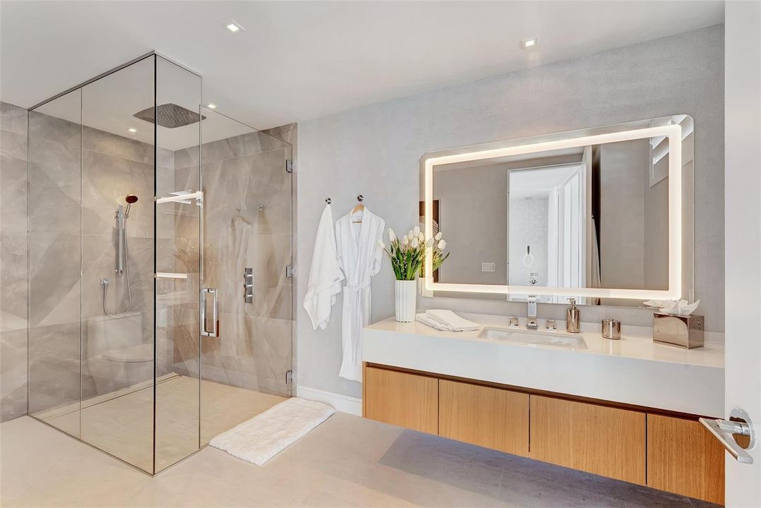 Whispering Sea Pearl Suite Bathroom