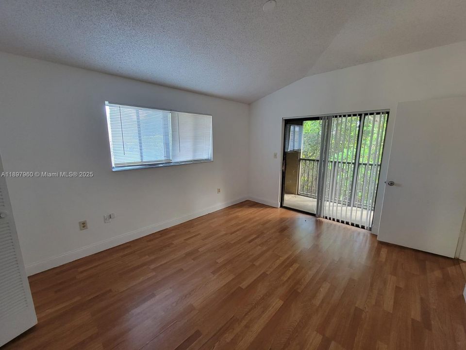 Active With Contract: $1,550 (1 beds, 1 baths, 632 Square Feet)