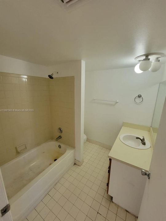 Active With Contract: $1,550 (1 beds, 1 baths, 632 Square Feet)