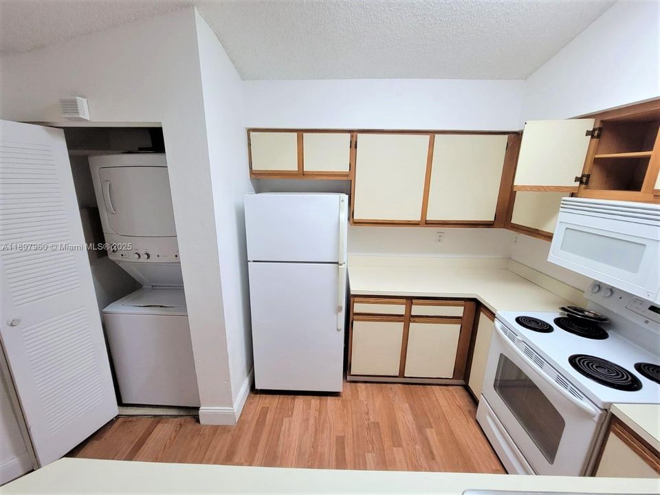 Active With Contract: $1,550 (1 beds, 1 baths, 632 Square Feet)