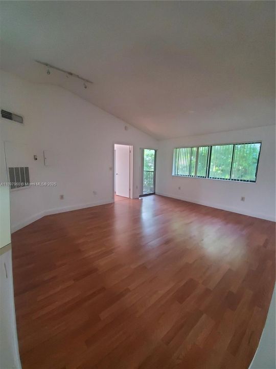 Active With Contract: $1,550 (1 beds, 1 baths, 632 Square Feet)