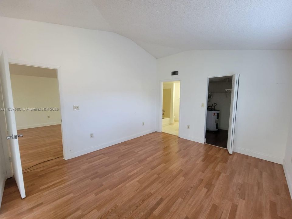 Active With Contract: $1,550 (1 beds, 1 baths, 632 Square Feet)