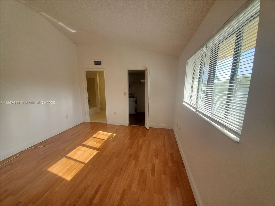 Active With Contract: $1,550 (1 beds, 1 baths, 632 Square Feet)