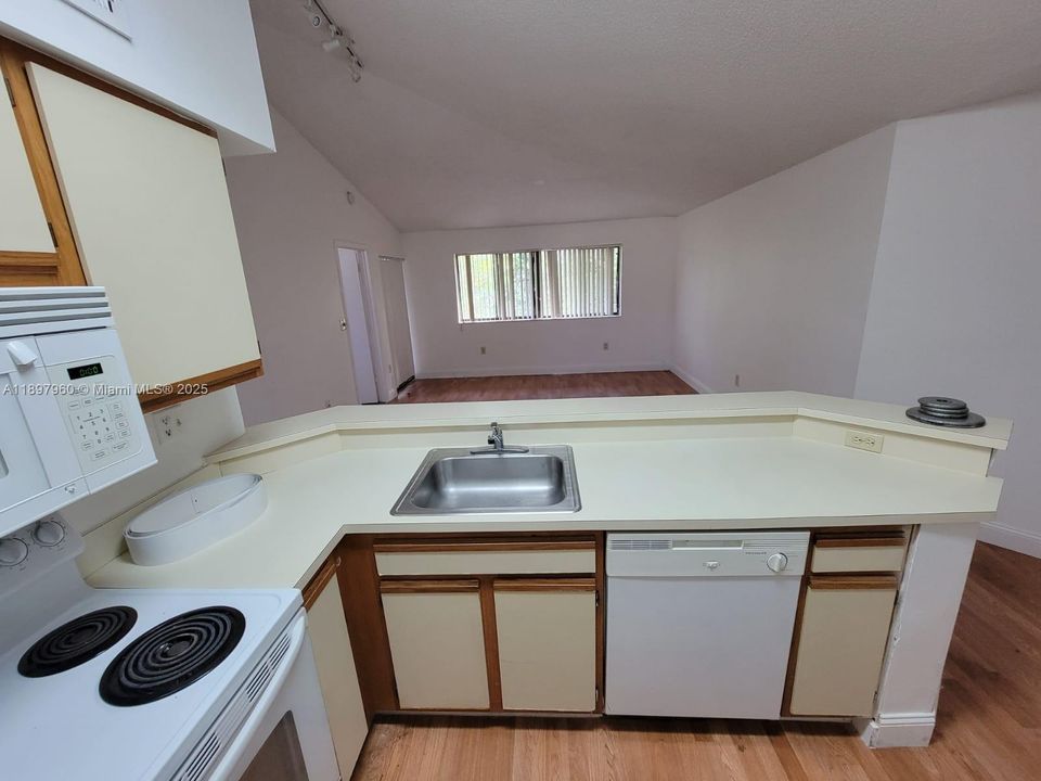 Active With Contract: $1,550 (1 beds, 1 baths, 632 Square Feet)