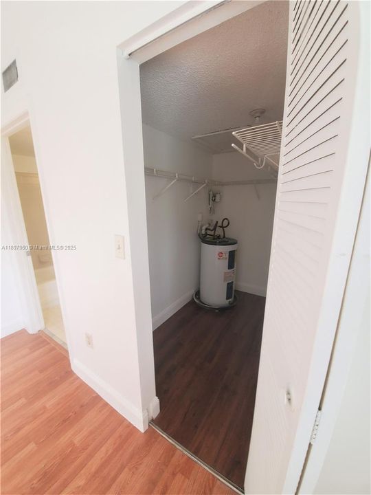 Active With Contract: $1,550 (1 beds, 1 baths, 632 Square Feet)