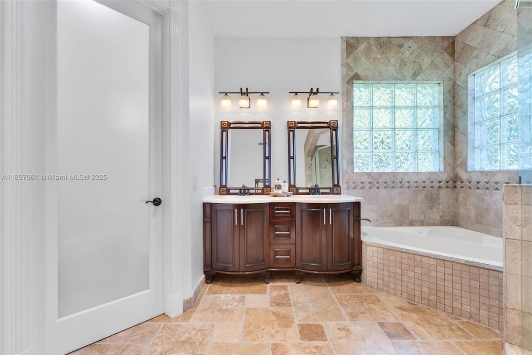 待售: $1,900,000 (6 贝兹, 6 浴室, 4213 平方英尺)