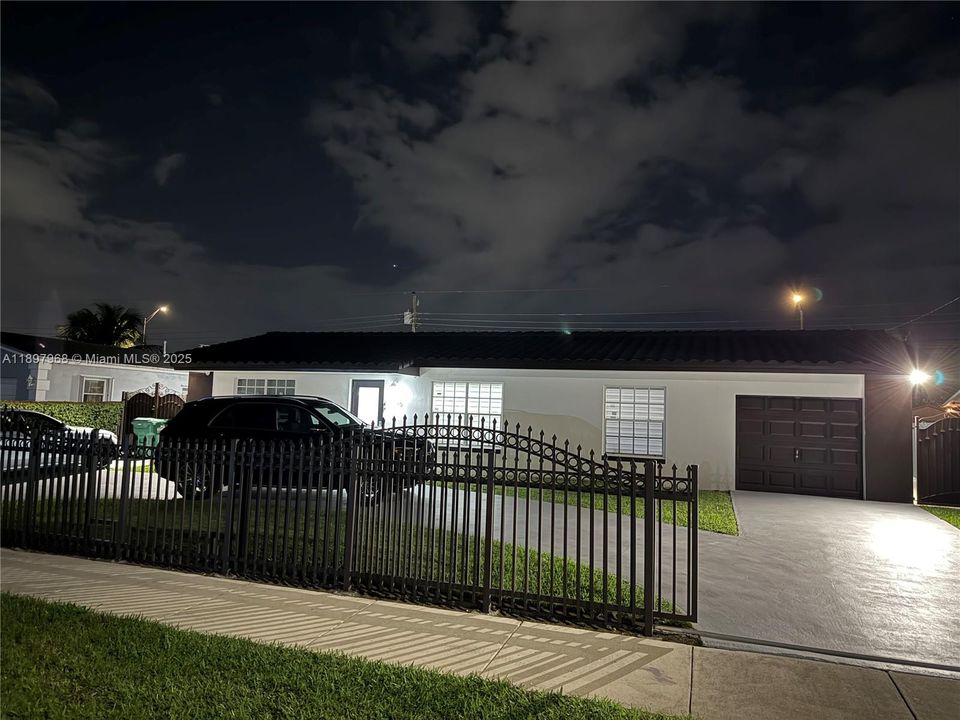 En Venta: $890,000 (4 camas, 3 baños, 2204 Pies cuadrados)