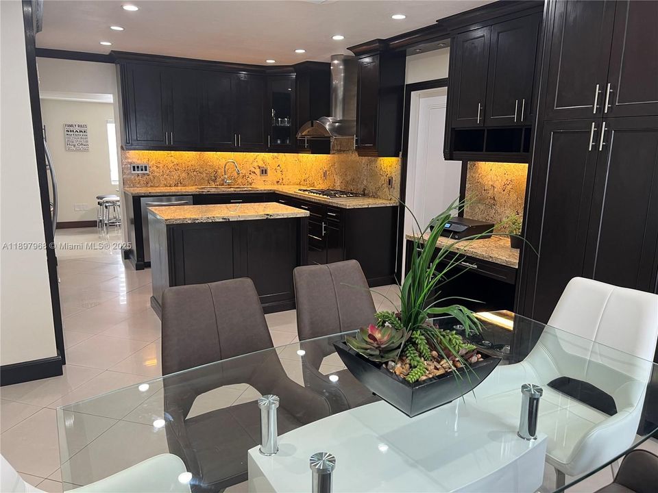 En Venta: $890,000 (4 camas, 3 baños, 2204 Pies cuadrados)