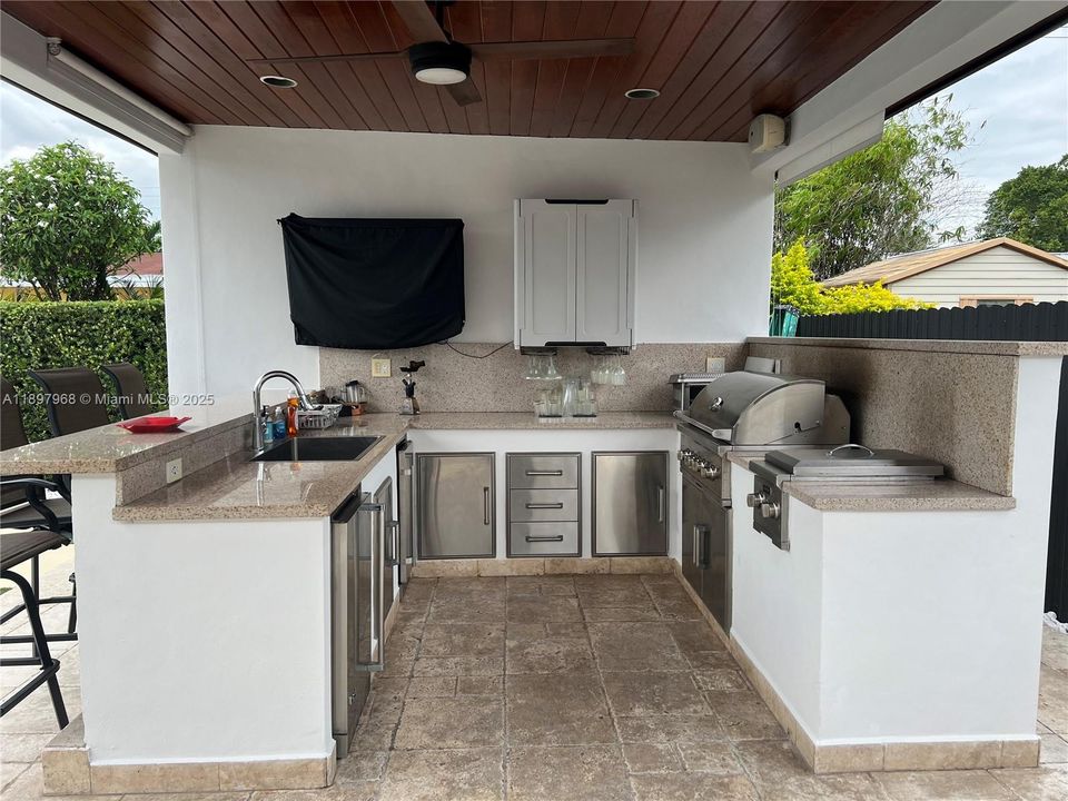 En Venta: $890,000 (4 camas, 3 baños, 2204 Pies cuadrados)