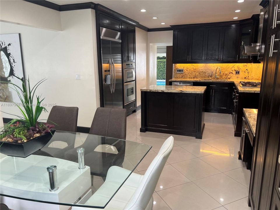 En Venta: $890,000 (4 camas, 3 baños, 2204 Pies cuadrados)