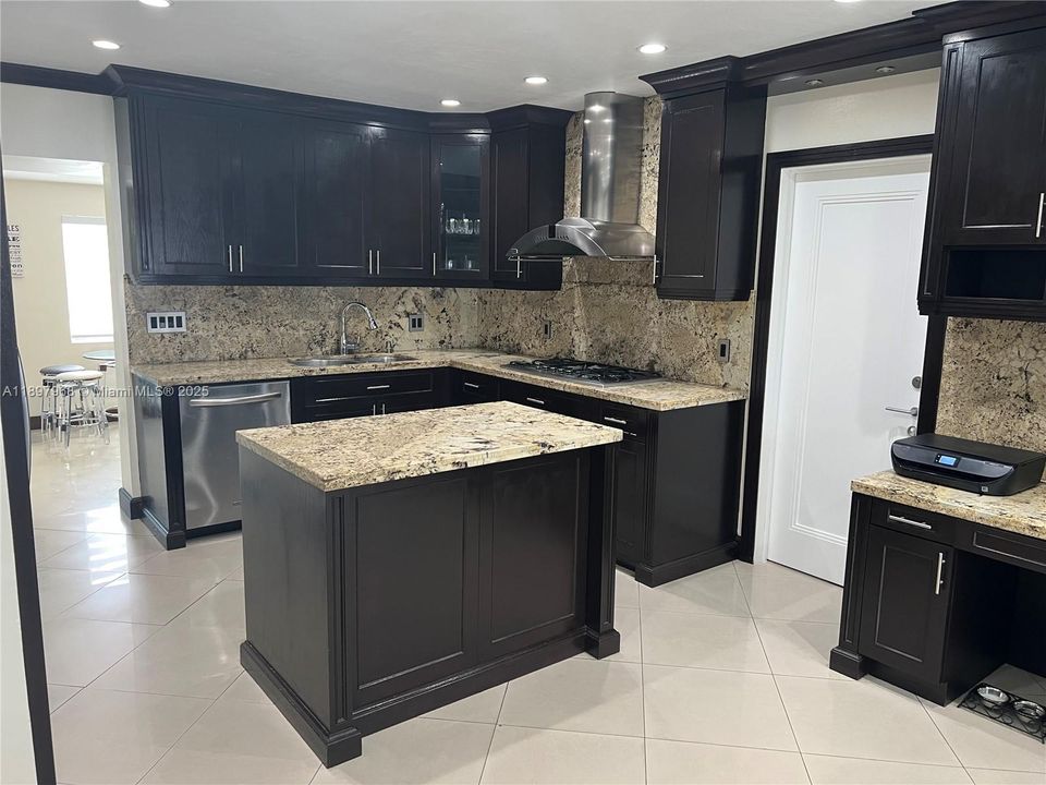 En Venta: $890,000 (4 camas, 3 baños, 2204 Pies cuadrados)