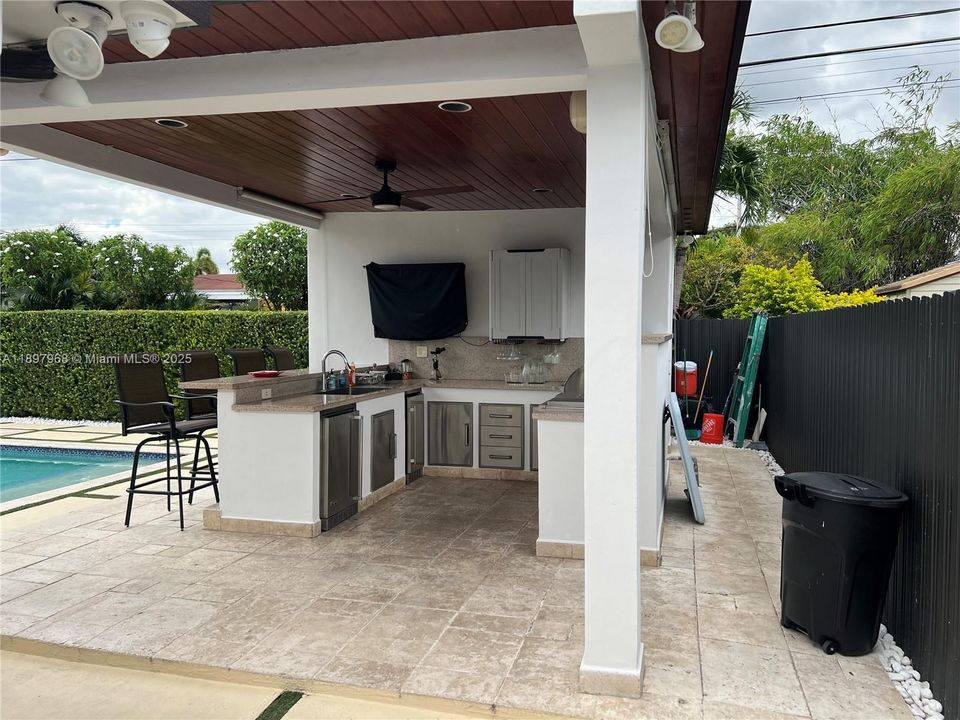 En Venta: $890,000 (4 camas, 3 baños, 2204 Pies cuadrados)