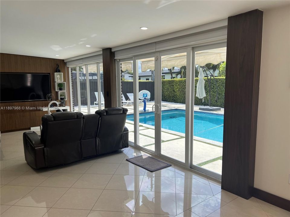 En Venta: $890,000 (4 camas, 3 baños, 2204 Pies cuadrados)