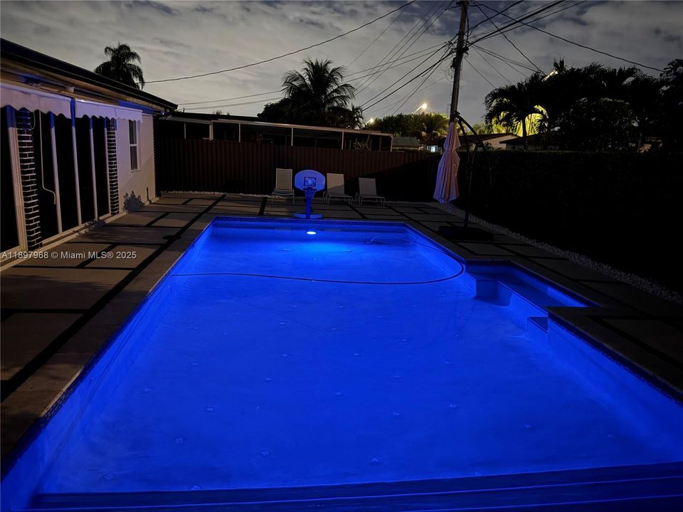 En Venta: $890,000 (4 camas, 3 baños, 2204 Pies cuadrados)