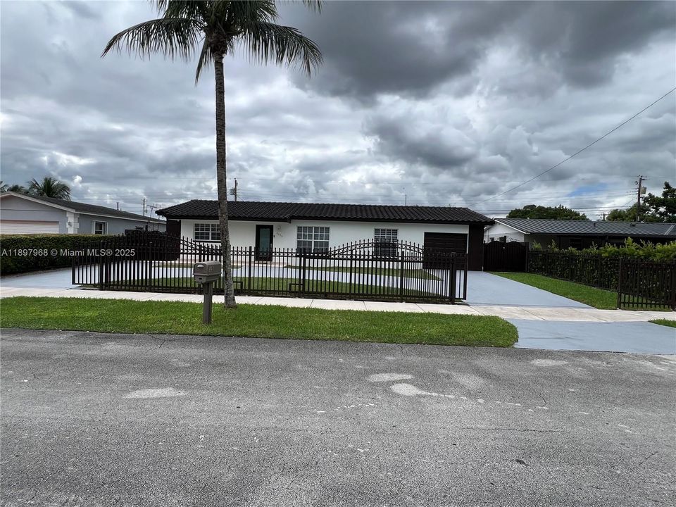 En Venta: $890,000 (4 camas, 3 baños, 2204 Pies cuadrados)