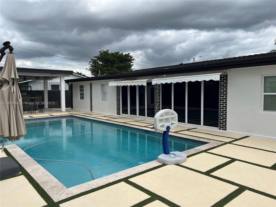 En Venta: $890,000 (4 camas, 3 baños, 2204 Pies cuadrados)