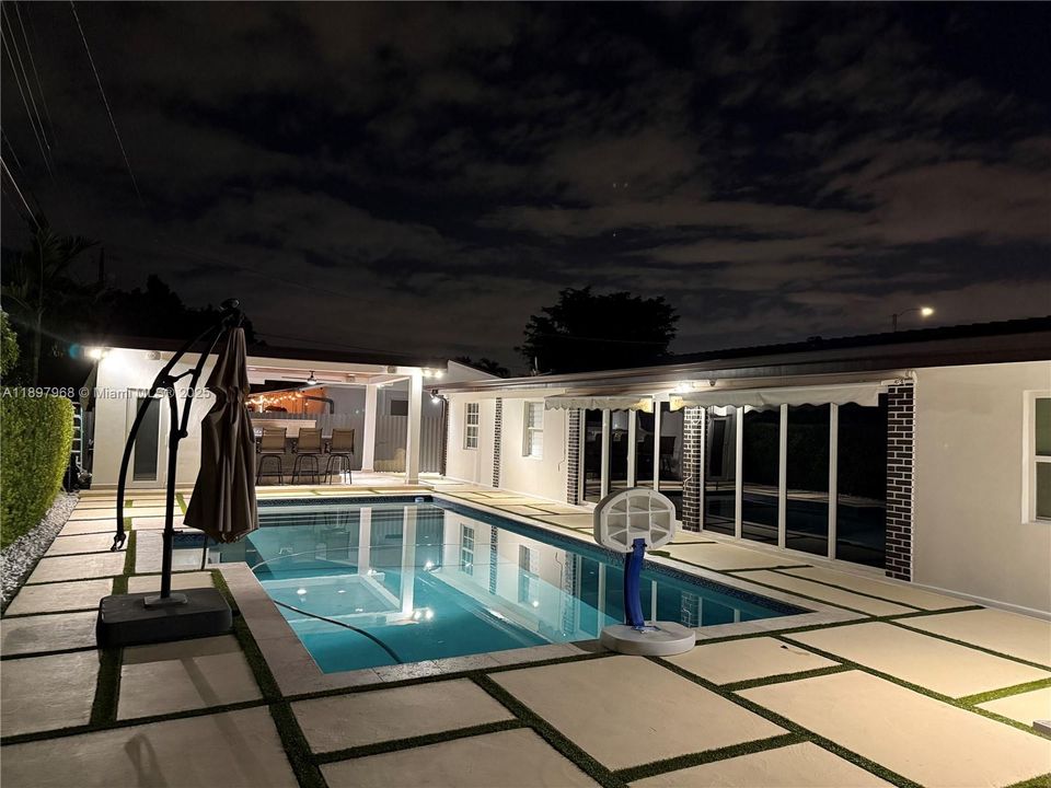 En Venta: $890,000 (4 camas, 3 baños, 2204 Pies cuadrados)