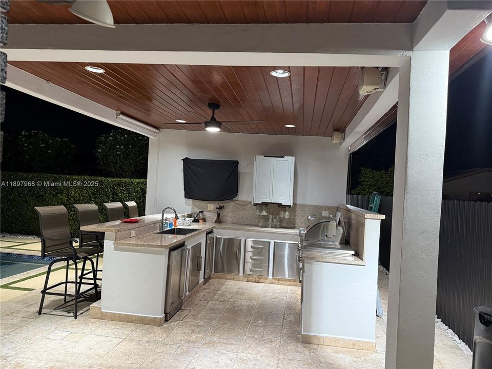 En Venta: $890,000 (4 camas, 3 baños, 2204 Pies cuadrados)