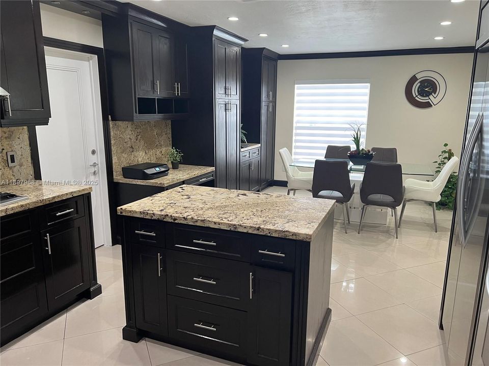 En Venta: $890,000 (4 camas, 3 baños, 2204 Pies cuadrados)