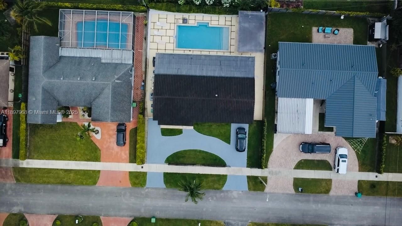 En Venta: $890,000 (4 camas, 3 baños, 2204 Pies cuadrados)