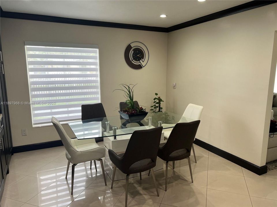 En Venta: $890,000 (4 camas, 3 baños, 2204 Pies cuadrados)