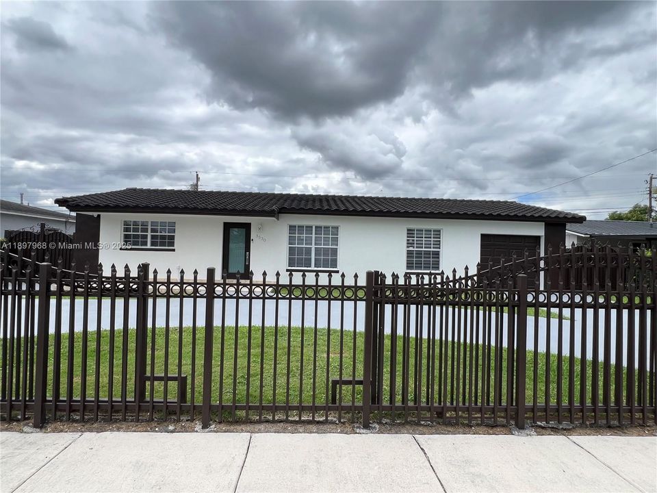 En Venta: $890,000 (4 camas, 3 baños, 2204 Pies cuadrados)