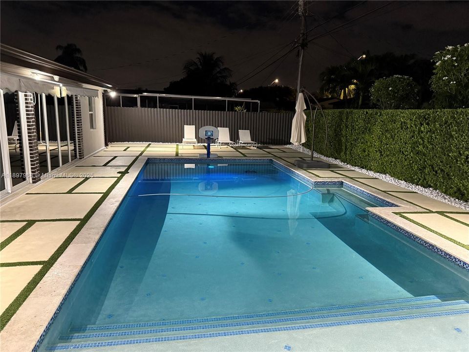 En Venta: $890,000 (4 camas, 3 baños, 2204 Pies cuadrados)