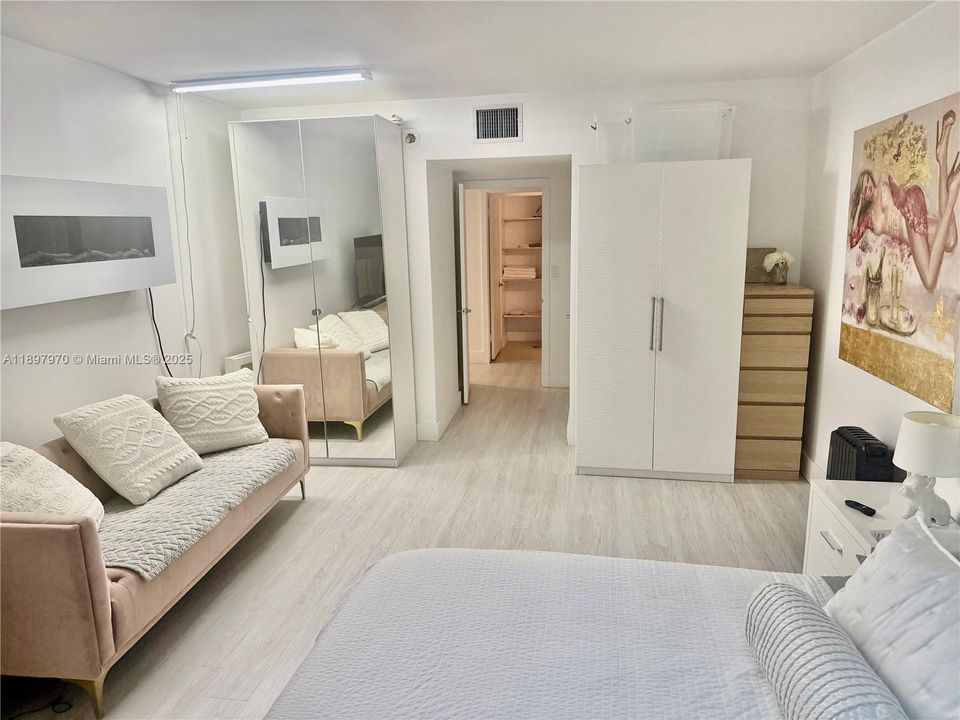 For Rent: $7,000 (1 beds, 1 baths, 900 Square Feet)