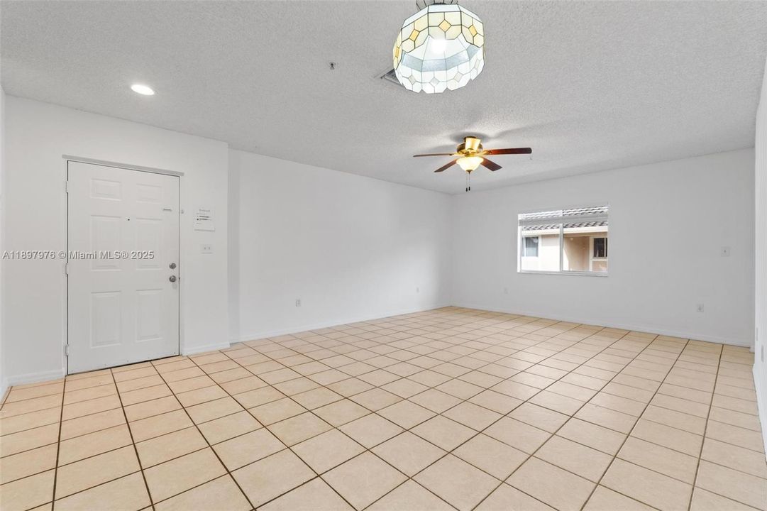 合同活跃: $235,000 (2 贝兹, 2 浴室, 1210 平方英尺)