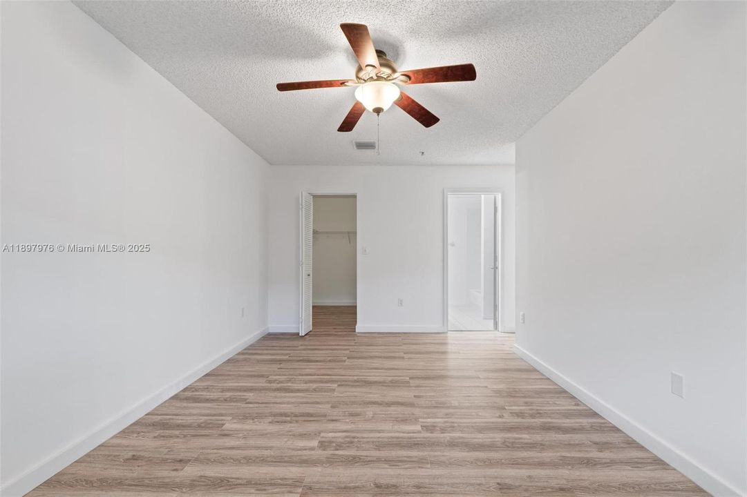 合同活跃: $235,000 (2 贝兹, 2 浴室, 1210 平方英尺)