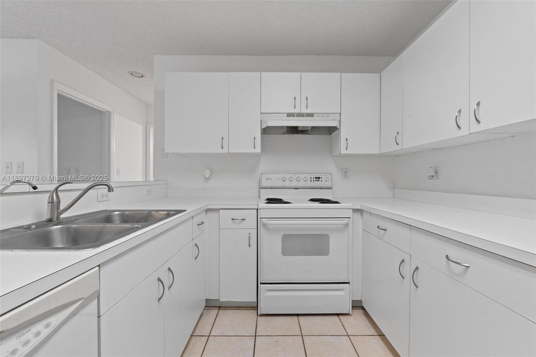 合同活跃: $235,000 (2 贝兹, 2 浴室, 1210 平方英尺)