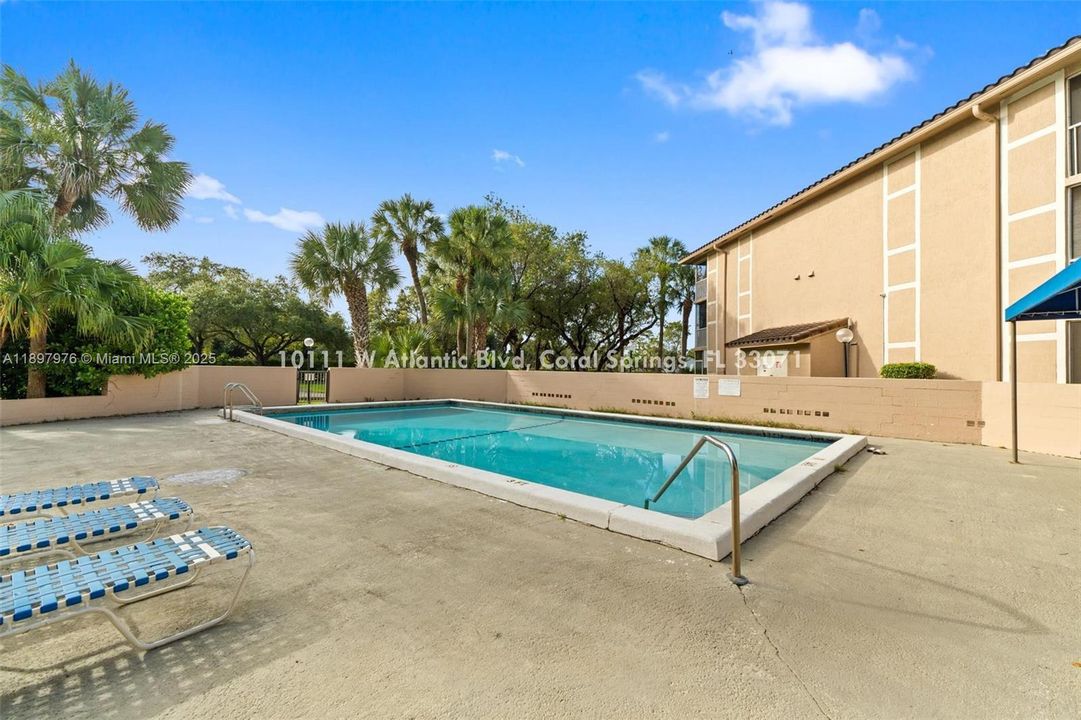 合同活跃: $235,000 (2 贝兹, 2 浴室, 1210 平方英尺)