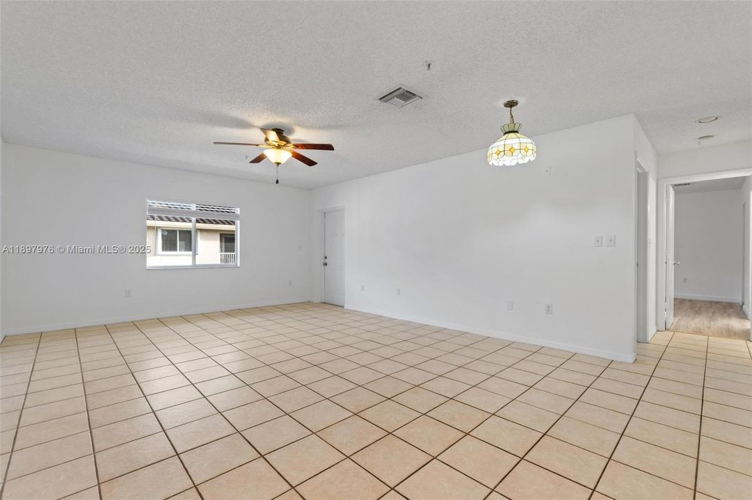 合同活跃: $235,000 (2 贝兹, 2 浴室, 1210 平方英尺)