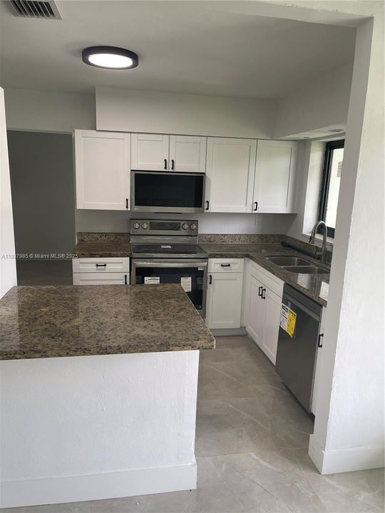 出租: $4,200 (4 贝兹, 3 浴室, 2132 平方英尺)