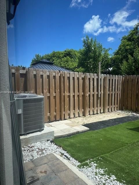 For Rent: $3,350 (3 beds, 3 baths, 1380 Square Feet)