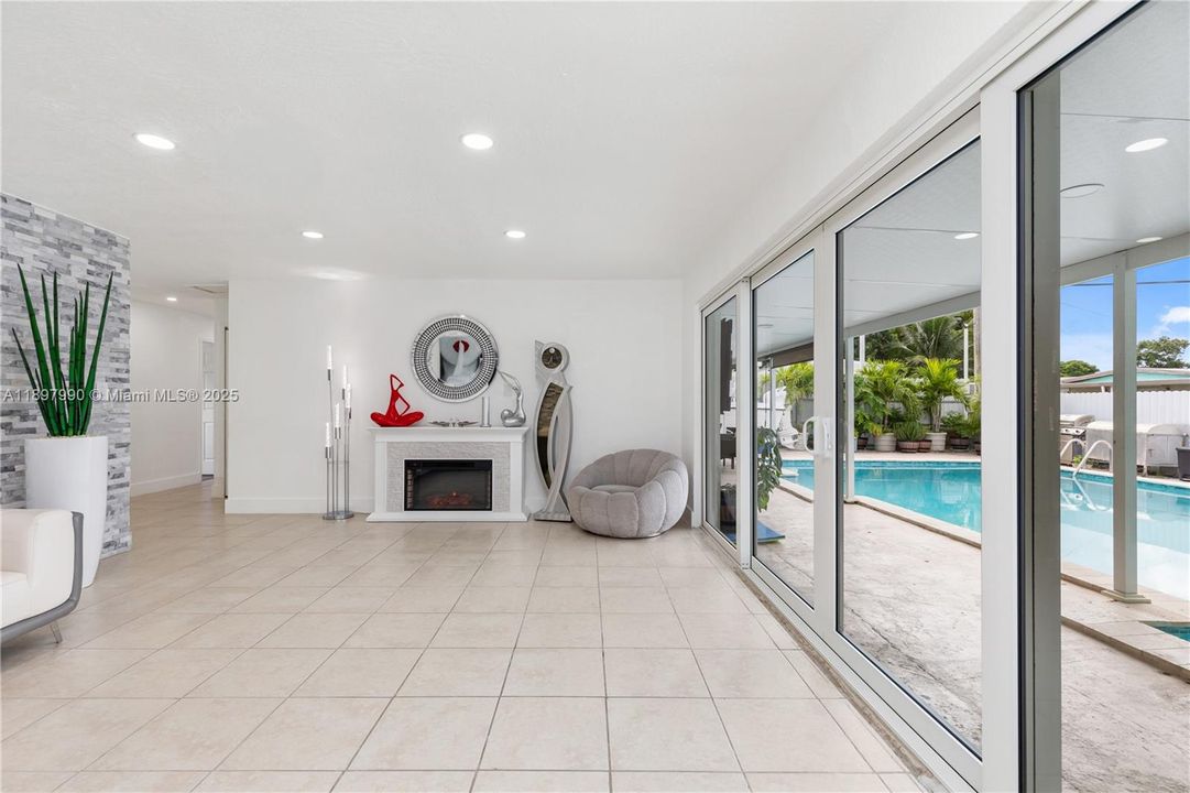 For Sale: $699,999 (5 beds, 4 baths, 1658 Square Feet)