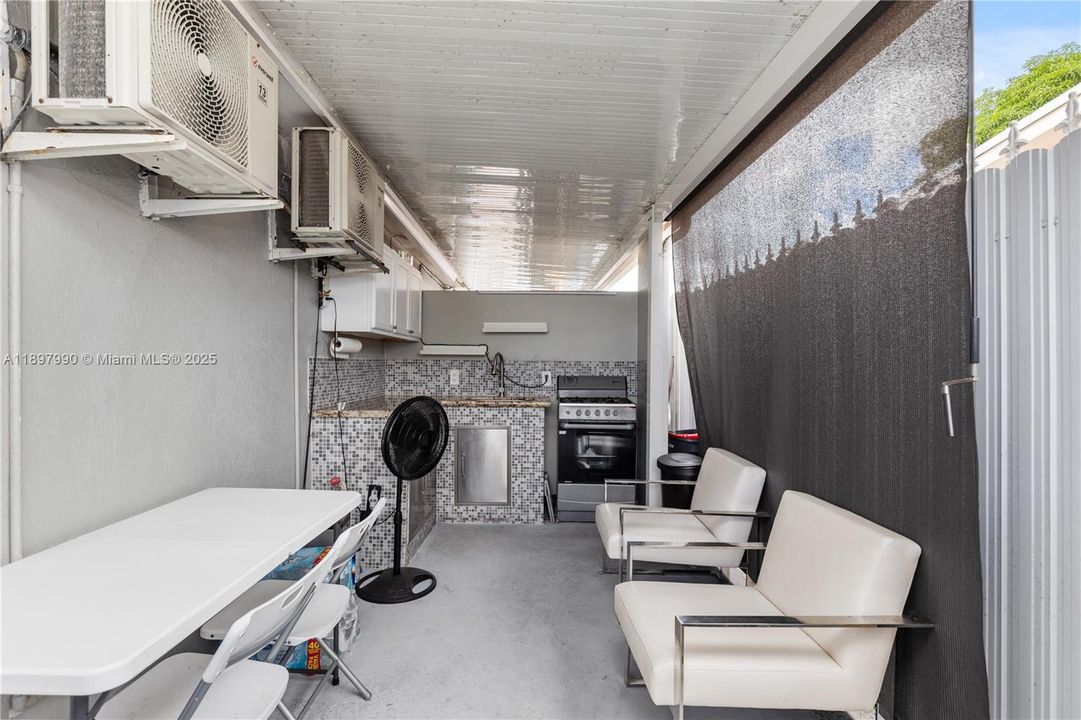 For Sale: $699,999 (5 beds, 4 baths, 1658 Square Feet)