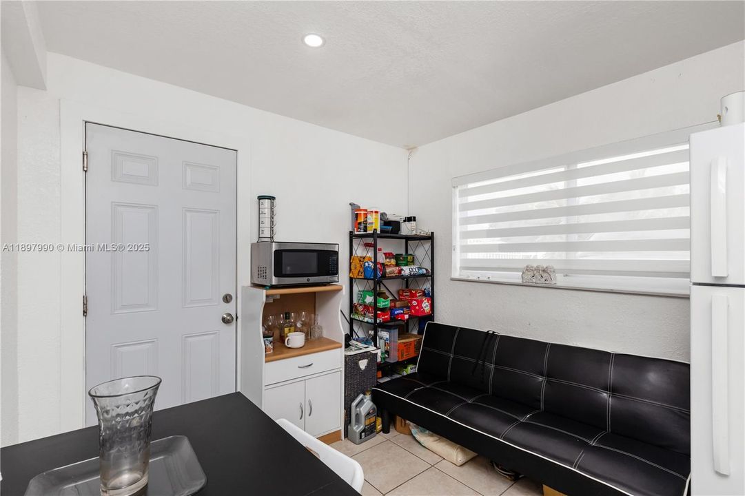 For Sale: $699,999 (5 beds, 4 baths, 1658 Square Feet)