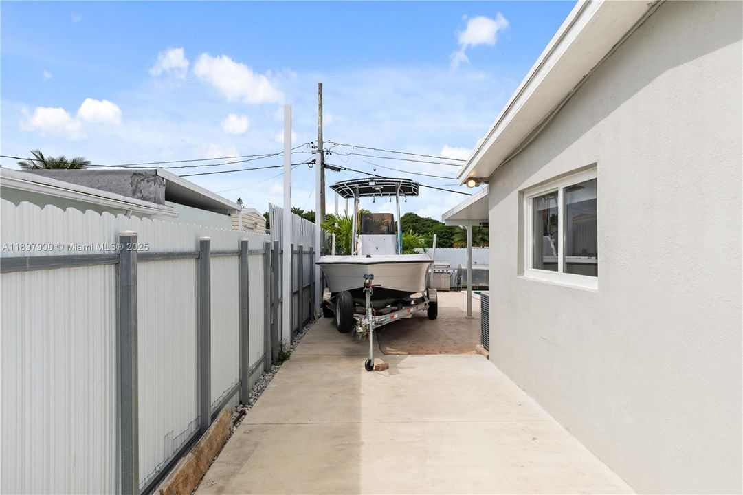 For Sale: $699,999 (5 beds, 4 baths, 1658 Square Feet)