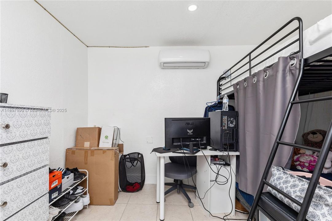 For Sale: $699,999 (5 beds, 4 baths, 1658 Square Feet)