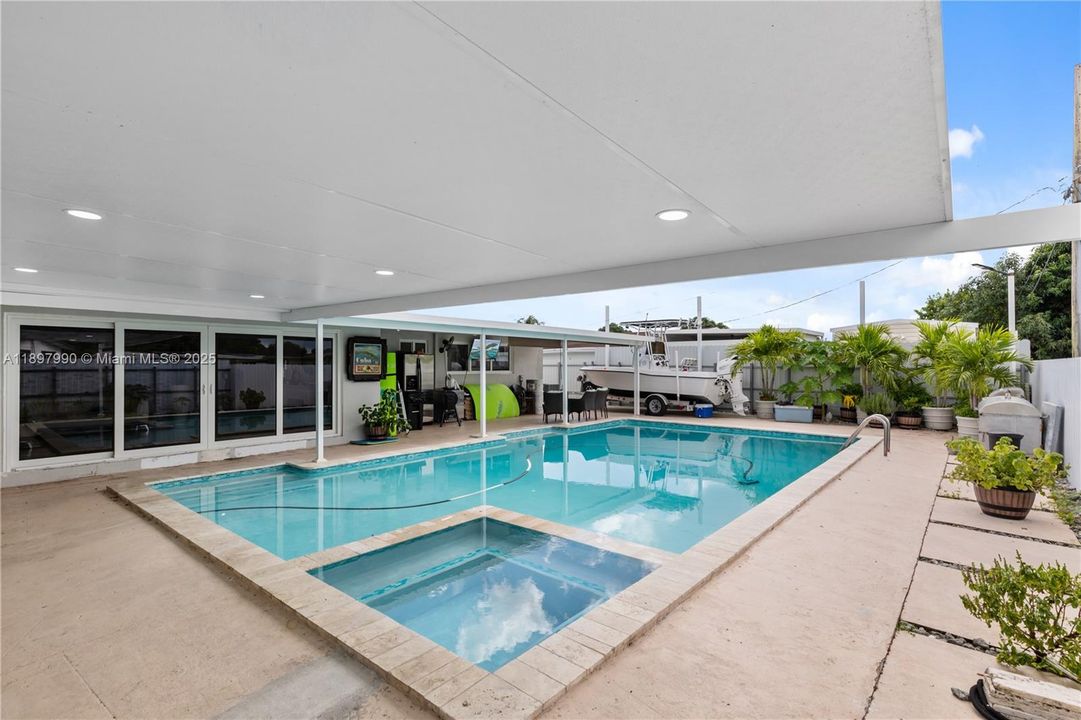 For Sale: $699,999 (5 beds, 4 baths, 1658 Square Feet)